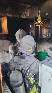 Anziano intossicato nell'appartamento in fiamme salvato dai pompieri