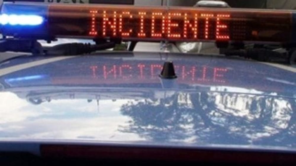Auto si ribalta sulla Cassia bis, feriti in ospedale. Traffico in tilt