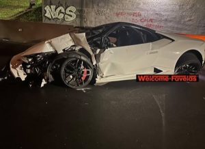 Mercoledì nero a Casal Bruciato. Il sottopasso chiuso riapre e una Lamborghini si schianta: due feriti