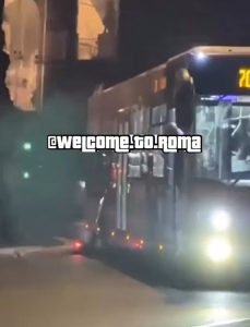 Contromano con il monopattino rimane incastrata fra il bus e il marciapiede