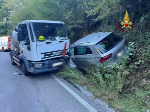 Auto contro camion cisterna di Gpl: ferita una donna