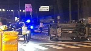 Incidente sulla Prenestina: auto ribaltata. Strada chiusa un'ora