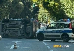 Incidente su viale Marconi, scontro tra due auto. Una finisce ribaltata