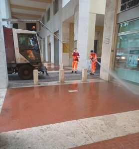 Degrado in piazza dei Navigatori, dopo la mobilitazione dei residenti partono le pulizie