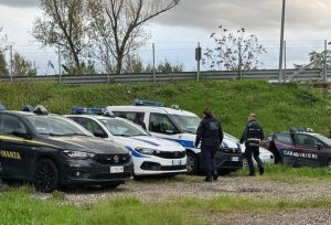 Accampamento abusivo con "vista" sull'A24. Rimossi rifiuti e baracche