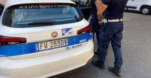 Armato di coltello minaccia i vigili  e danneggia auto di servizio