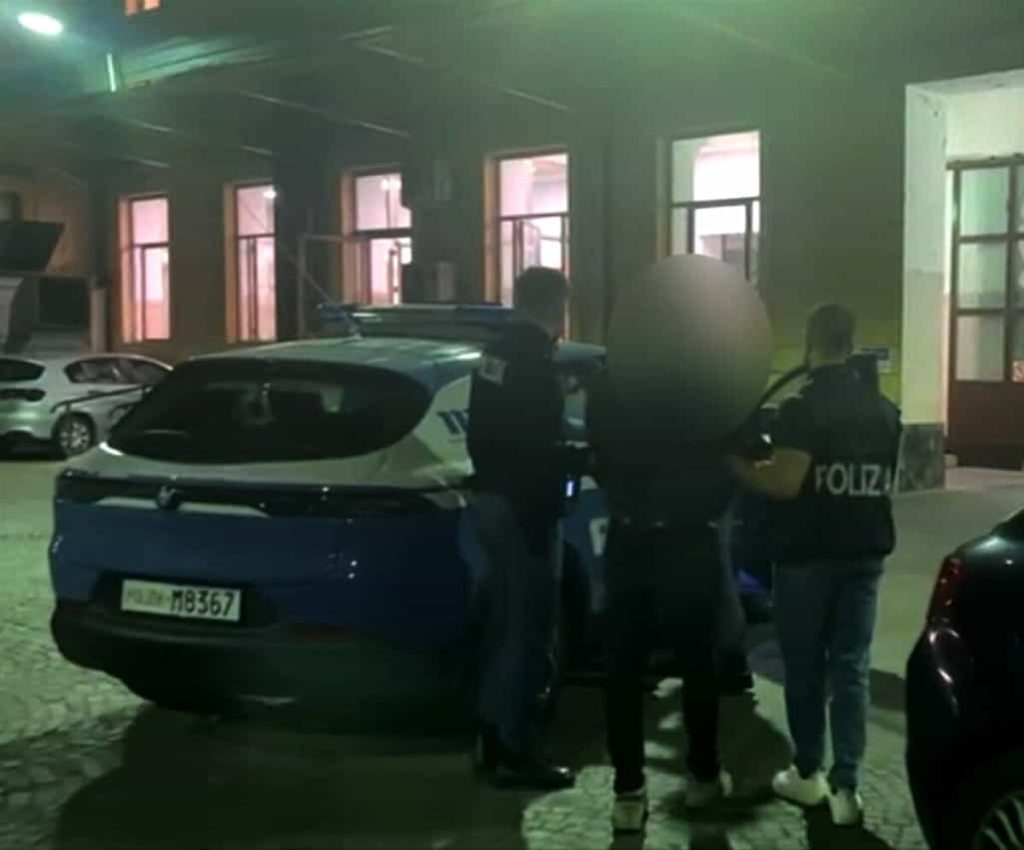 Scontri a Roma al sit-in pro Palestina, lancia oggetti contro la polizia poi si provoca tagli con una lametta. Arrestato 41enne
