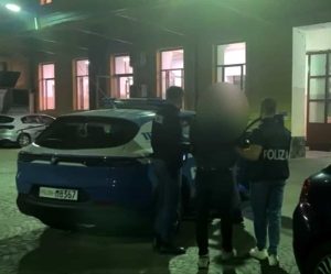 Scontri a Roma al sit-in pro Palestina, lancia oggetti contro la polizia poi si provoca tagli con una lametta. Arrestato 41enne