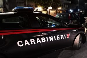 Ubriaco e drogato prende a pugni la madre, poi la minaccia con un coltello. Arrestato figlio violento