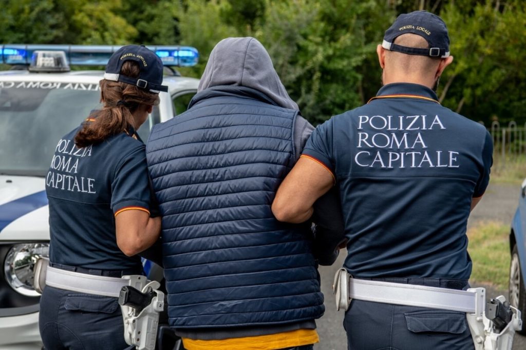 Aggredisce vigili e danneggia veicoli di servizio. Polizia locale ostaggio della "zombieland"