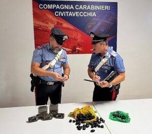 Il pusher con un chilo e mezzo di hashish nel forno