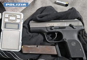 Il 32enne ai domiciliari che nasconde una pistola in cucina e la cocaina nel bidet