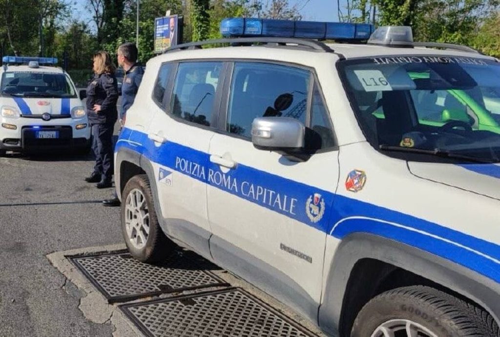 Banco abusivo e merce rubata esposta al mercato di Porta Portese Est