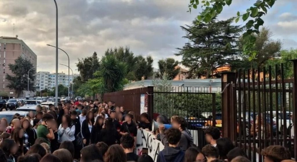 Liceo Gullace occupato, la dirigente scolastica denuncia e chiede lo "sgombero immediato"