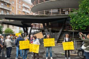 Parcheggio Metronio, rifiuti ed incendi alimentano la protesta: "Serve urgentemente un servizio di sorveglianza"