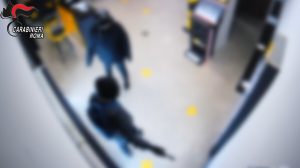 Spari nella sala scommesse: bandito esplode colpo di pistola, poi la fuga con 18mila euro