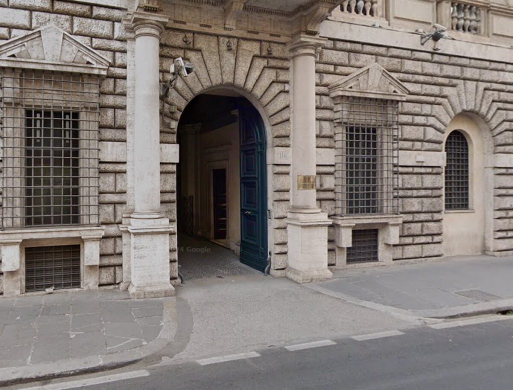 "C'è una pistola nella fioriera": allarme vicino al ministero