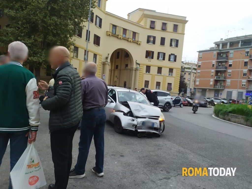 Rubano auto e si schiantano, carabinieri salvano ladri dal linciaggio