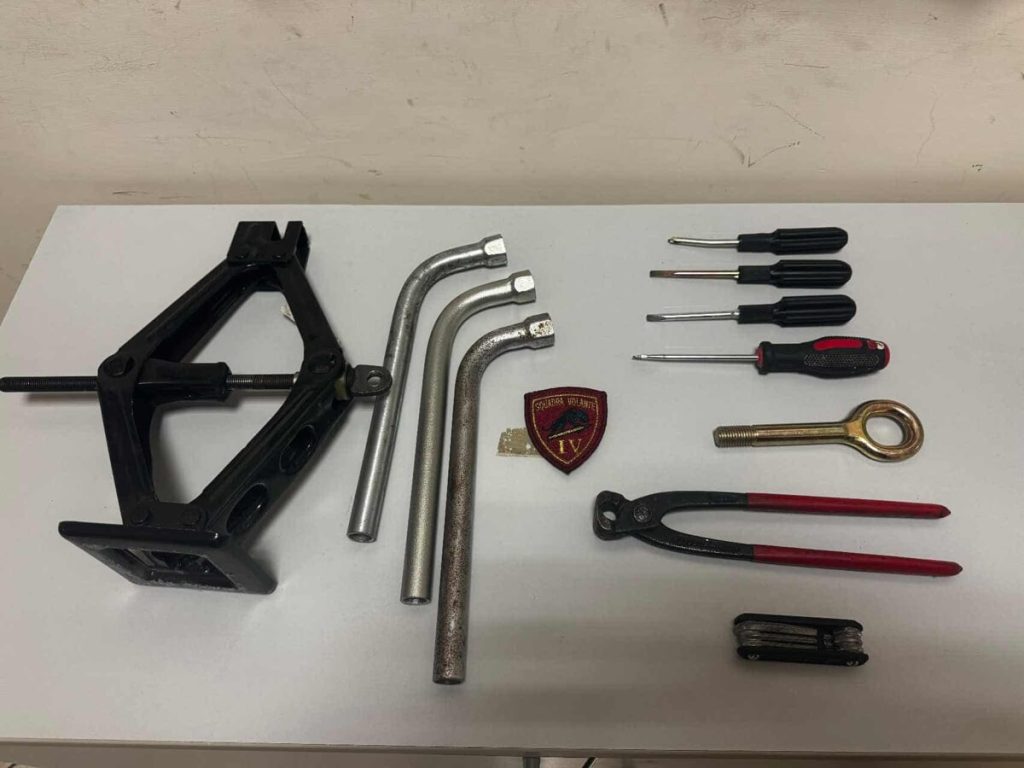 I ladri in infradito specializzati nei furti degli pneumatici delle Fiat 500