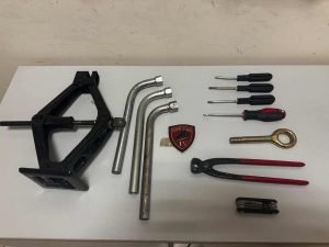 I ladri in infradito specializzati nei furti degli pneumatici delle Fiat 500