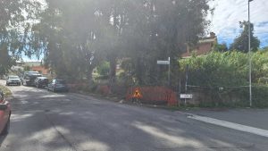 Addio alle transenne su via Malafede: ripartono i lavori per completare i marciapiedi