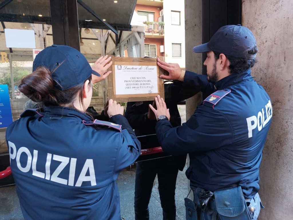 Lite nel locale tra ubriachi degenera: accoltellato a due passi dalla stazione metro