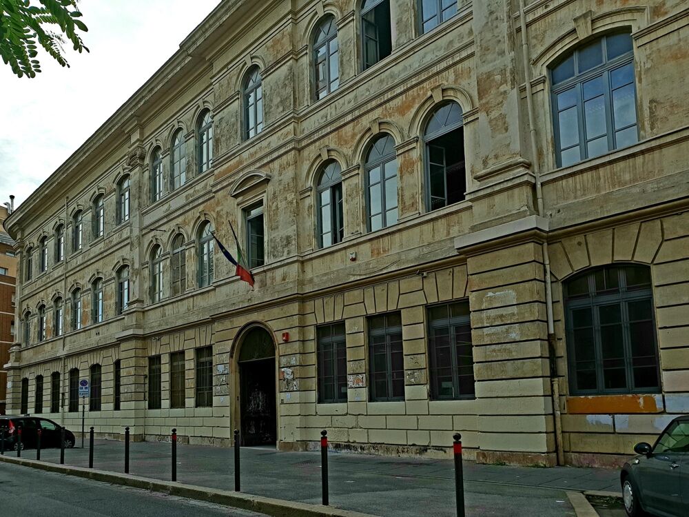 Espongono bandiere della Palestina dalle finestre del liceo, la preside scrive ai genitori