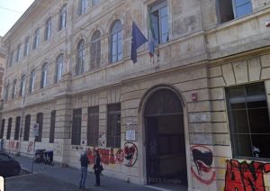 In un liceo di Roma gli studenti scioperano contro la preside: "La scuola trasformata in caserma"