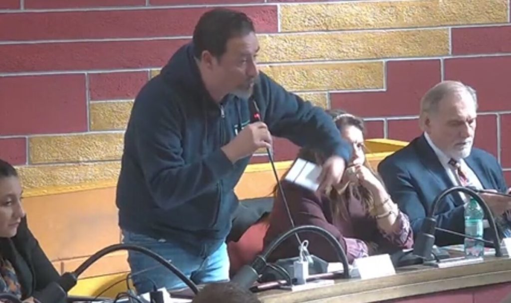 Il consigliere della Lega che butta via la Costituzione: "C'è il simbolo della Cgil"