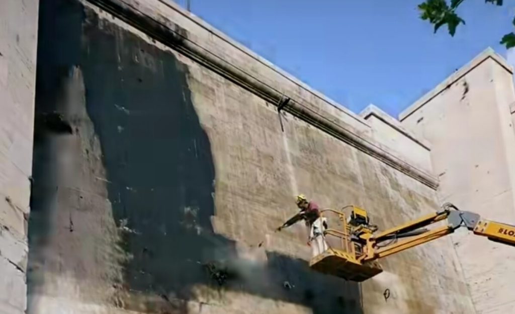 "I graffiti non sono arte". Chi è Luca Tuveri, il ragazzo che pulisce i muri di Roma
