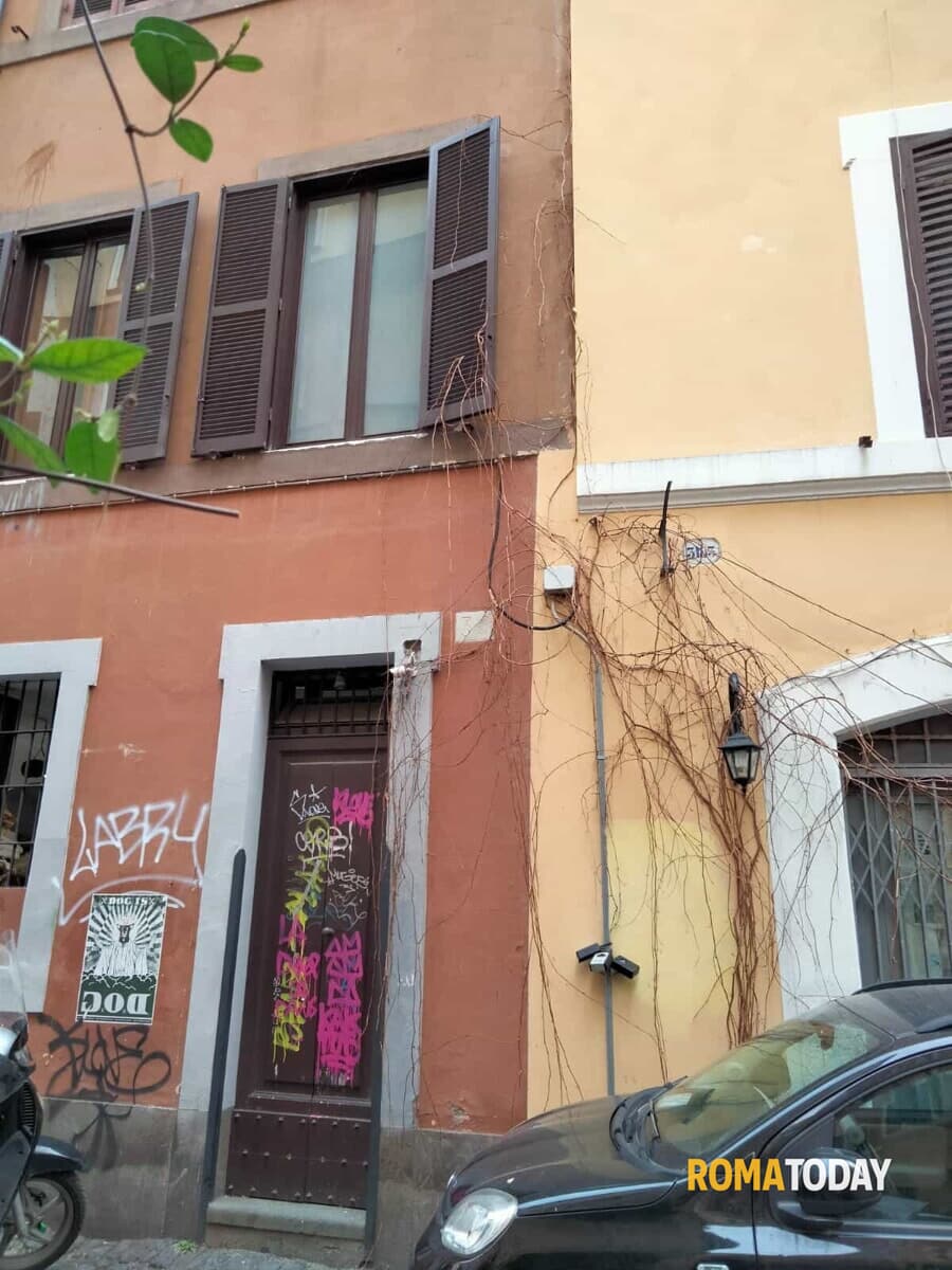 Contro l'invasione di B&B arriva la banda di "Robin Hood". Rimossi i lucchetti dei check-in elettronici
