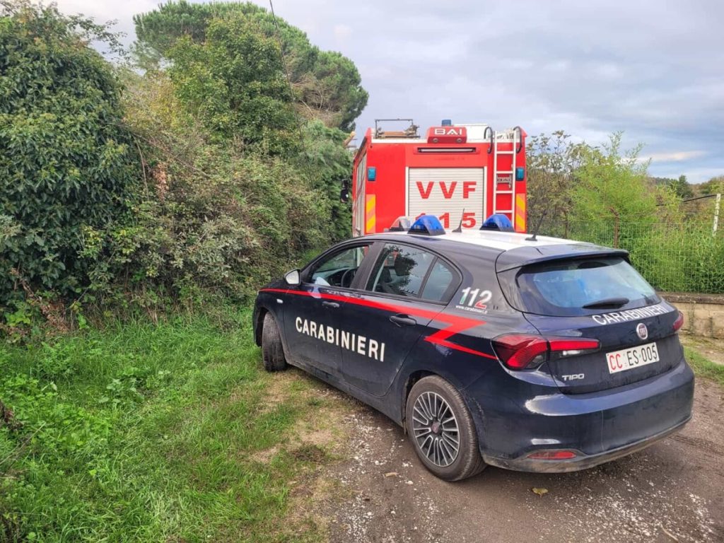 Cade un grosso albero. Tre famiglie rimangono bloccate in casa