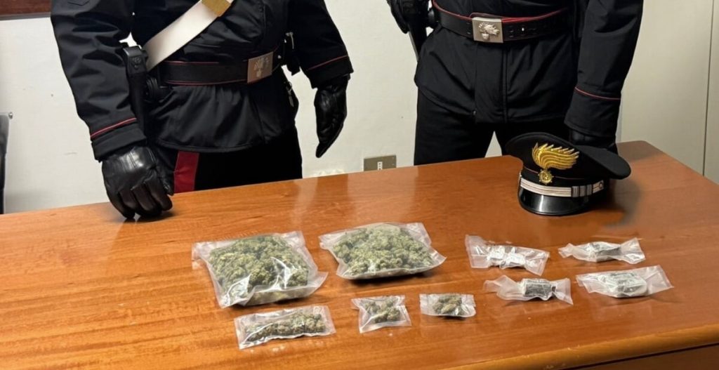Arrivano le "guardie" e la comitiva di amici scappa, gettato mezzo chilo di droga