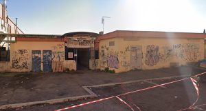 A Centocelle una banda di ladri ha rubato il cancello del mercato rionale