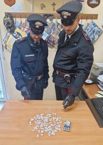 Mentana, fermato un pusher con 110 dosi di cocaina a bordo di un'auto a noleggio