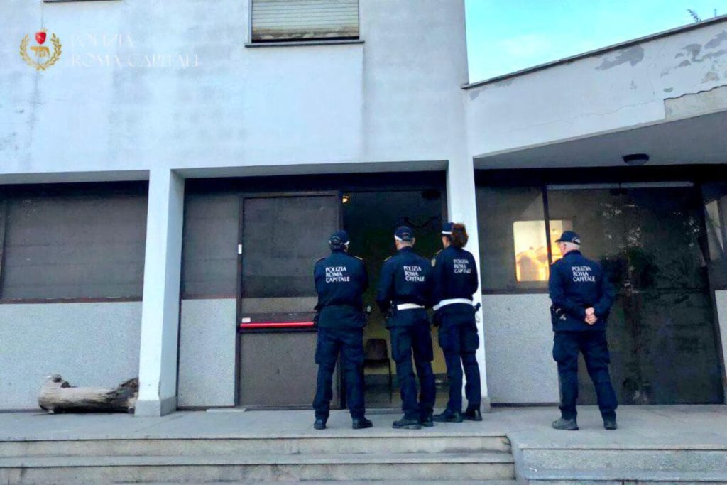 Censimento all'albergo di Torre Maura occupato dai latinos dell'ex Hotel Cinecittà