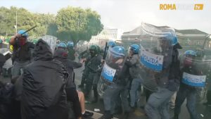 VIDEO | Scontri con la polizia alla manifestazione pro Palestina non autorizzata