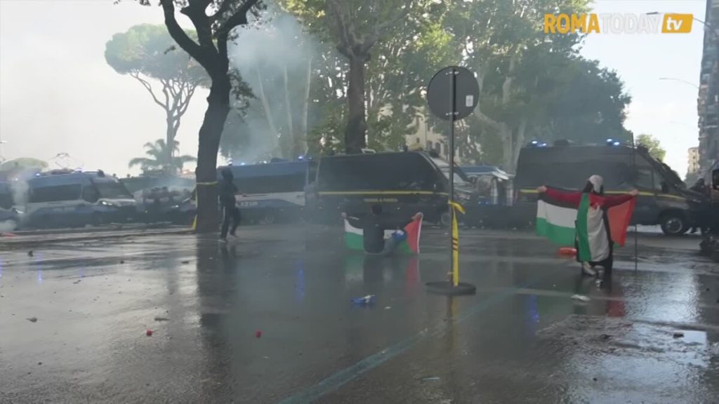VIDEO | La lunga giornata di piazzale Ostiense: dal sit-in pacifico per la Palestina agli scontri con la polizia