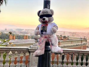 Pelouche incatenati: così gli studenti ebrei chiedono la liberazione degli ostaggi