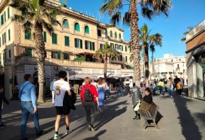 Piazza Anco Marzio, il municipio vuole proteggere il salotto di Ostia: “Serve un presidio fisso”