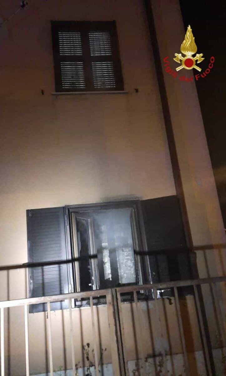 Fiamme in un appartamento al piano terra. Cinque persone salvate, due in gravi condizioni