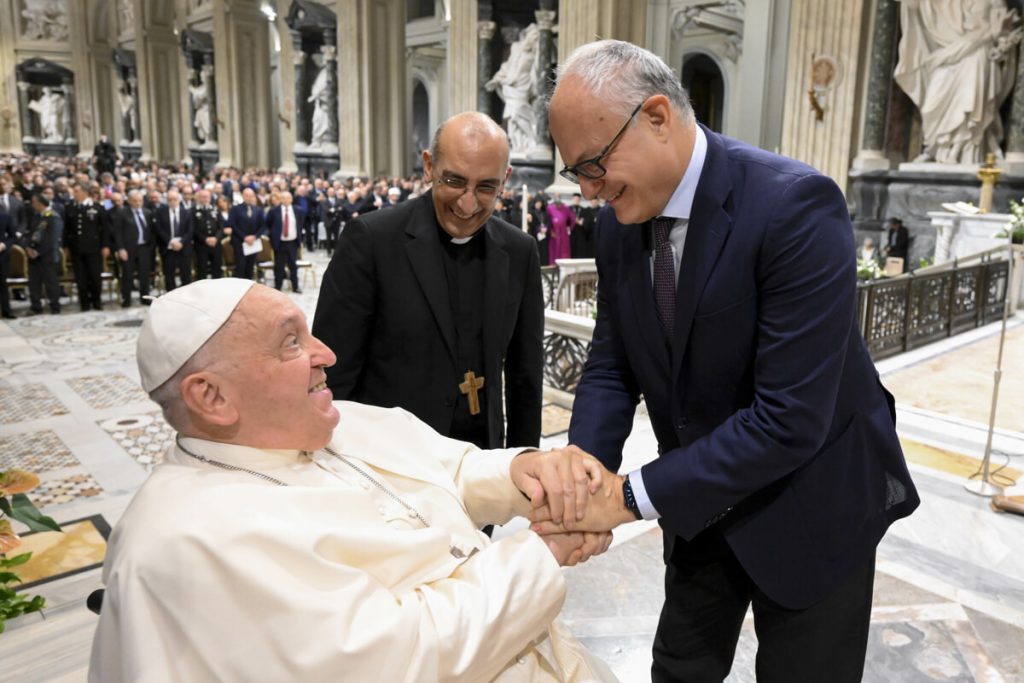 Diseguaglianza e povertà a Roma, papa Francesco bacchetta le istituzioni: "Bisogna ricucire lo strappo"