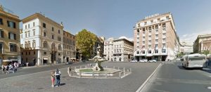 Si spoglia e fa il bagno seminudo nella fontana del Tritone