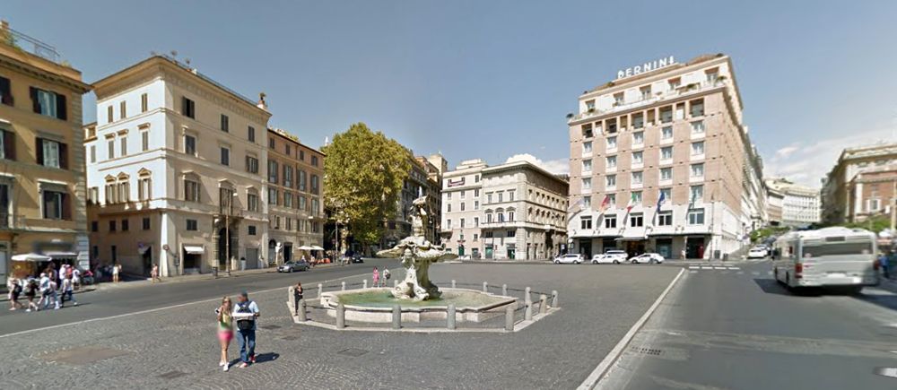 Si spoglia e fa il bagno seminudo nella fontana del Tritone