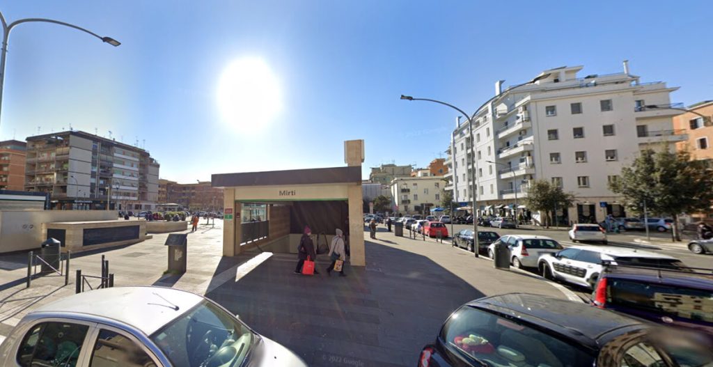 Ancora violenze a piazza dei Mirti: 15enne picchiato e rapinato della collannina mentre va a scuola