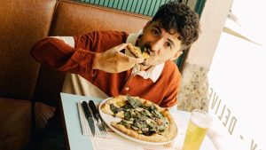 Il cantautore Fulminacci s’è inventato una pizza “mari e monti” (però è vegetariana!)
