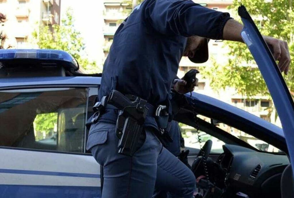 Chiede soldi alla madre: lei dice "no", lui la picchia. Poi con un amico prende a bastonate i poliziotti