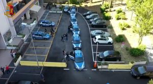 Spacca finestrino dell'auto della polizia e scappa, aveva litigato in un bar minacciando i presenti con un coltello