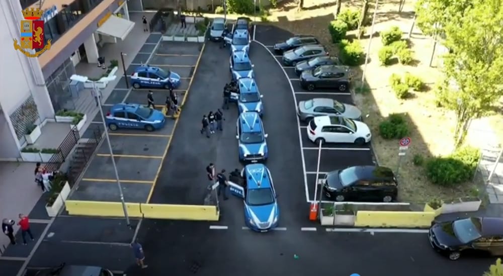 Spacca finestrino dell'auto della polizia e scappa, aveva litigato in un bar minacciando i presenti con un coltello
