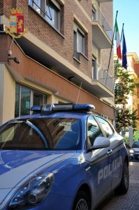 La spingono contro un'auto e le rubano una collana. Anziana salvata dalla polizia
